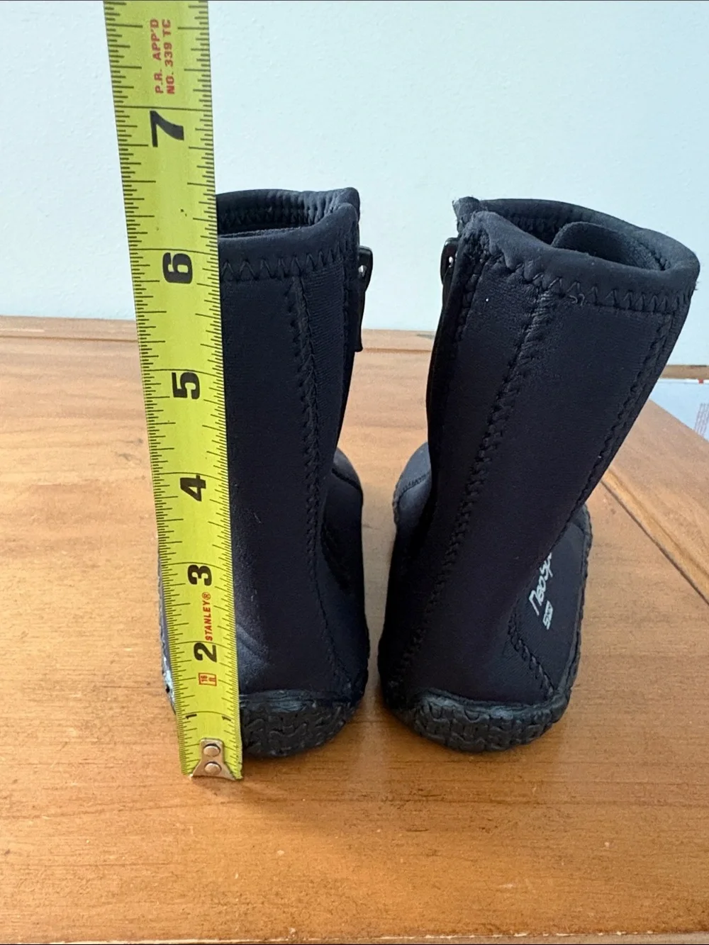 Neosport sleek black